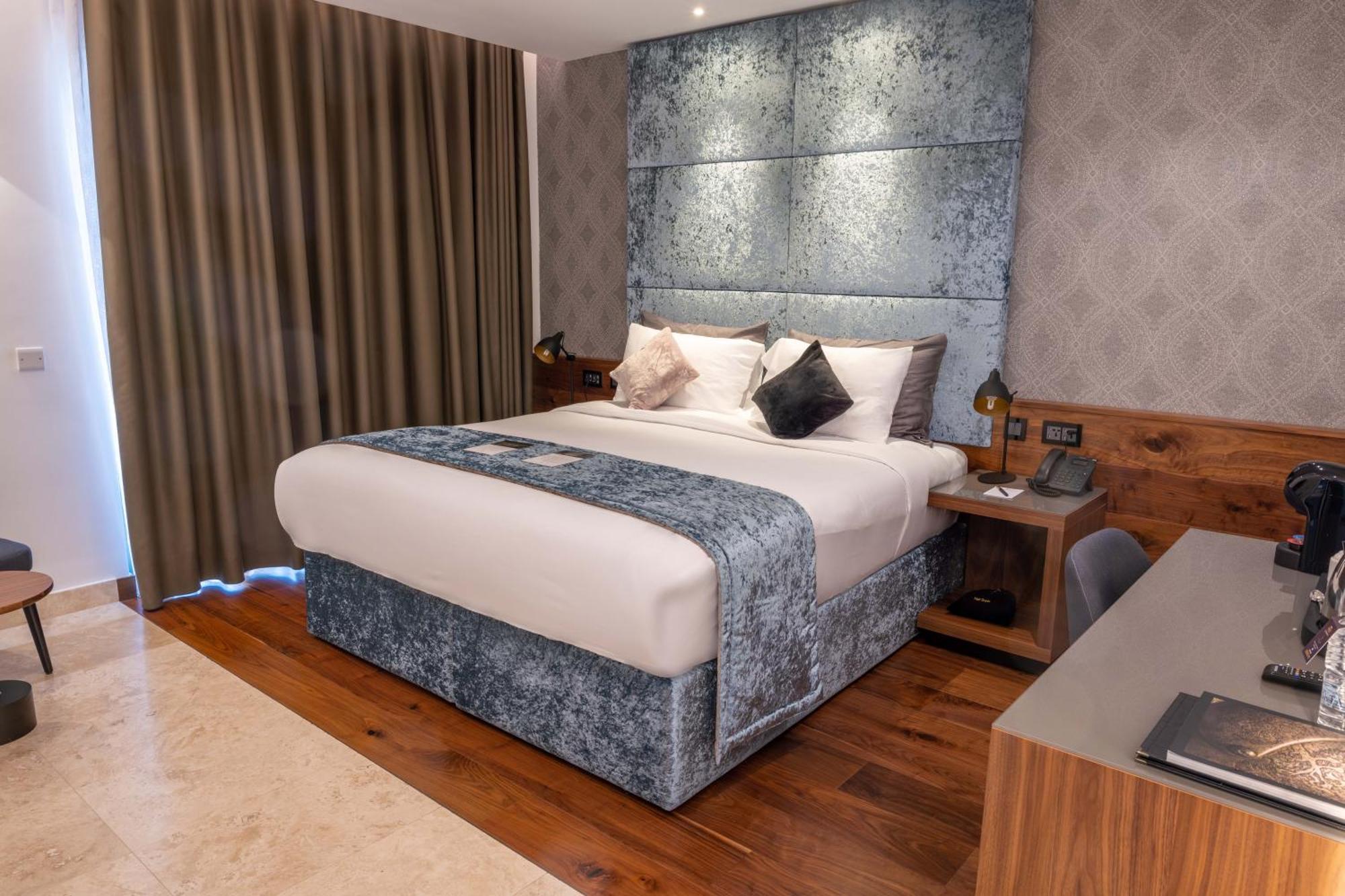 Chambre Double ou Lits Jumeaux Supérieure avec Terrasse en Rez-de-chaussée - Vue sur Jardin